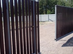 Откатные ворота из евроштакетника (высота 2.2 м)