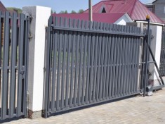 Откатные ворота из евроштакетника (высота 2.5 м)