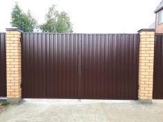 Распашные ворота из профнастила (высота 2 м)