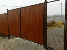 Распашные ворота из профнастила (высота 2 м)