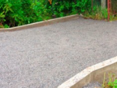 С площадкой из щебня