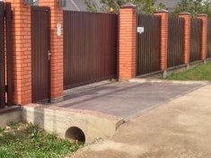 С бетонной площадкой