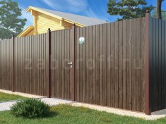 Секционный забор с калиткой из двухстороннего профнастила под дерево