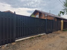 Откатные ворота из евроштакетника с обшивкой Шахматка механические на в/с