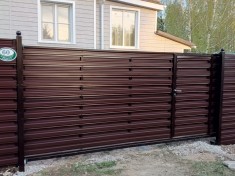 Откатные ворота с горизонтальным штакетником "Шахматка" механические на в/с