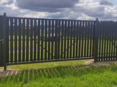 Откатные ворота из евроштакетника с обшивкой Шахматка автоматические на ж/б