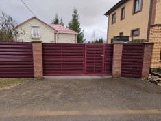 Откатные ворота из  с горизонтальным штакетником автоматические на ж/б