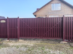 Откатные ворота из евроштакетника механические на ж/б