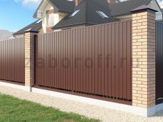 Забор из профнастила с кирпичными столбами под ключ