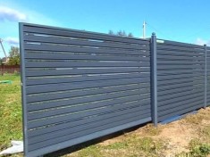 Откатные ворота из евроштакетника с горизонтальным штакетником "Шахматка" механические на ж/б