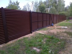 Откатные ворота из профнастила горизонтальная обшивка механические на ж/б