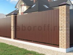 Забор из двухстороннего профнастила с кирпичными столбами