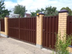 Распашные ворота из евроштакетника с обшивкой ШАХМАТКА (двойная рамка)