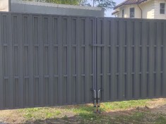 Распашные ворота с обшивкой штакетником ШАХМАТКА (двойная рамка)