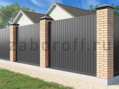 Забор из двухстороннего профнастила с кирпичными столбами с монтажом