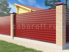 Забор из профнастила горизонтальный  с кирпичными столбами