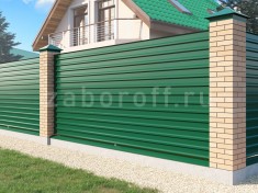 Забор из профнастила горизонтальный с кирпичными столбами 