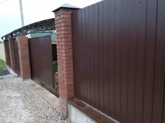 Секционный забор из профнастила с откатными воротами 