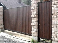 Секционный забор из профнастила с откатными воротами под ключ в Московской области