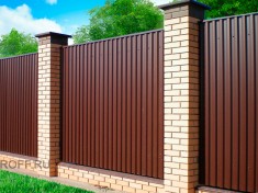 Секционный забор из двухстороннего профнастила на ленточном фундаменте Секционный забор из двухстороннего профнастила на ленточном фундаменте