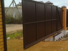 Забор из коричневого профнастила горизонтальный с откатными воротами Забор из коричневого профнастила горизонтальный с откатными воротами