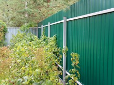 Забор из профнастила для участка 10 соток купить с установкой в Москве