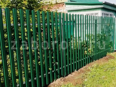Забор из металлического штакетника зеленый (RAL 6005) 