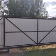 Откатные ворота из профнастила автоматические на ж/б