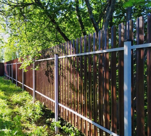 Забор для дачи из евроштакетника с двухсторонним покрытием