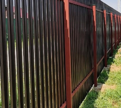 Забор для дачи из евроштакетника с двухсторонним покрытием