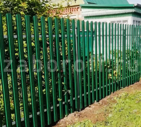 Забор из металлического штакетника зеленый (RAL 6005) для дома