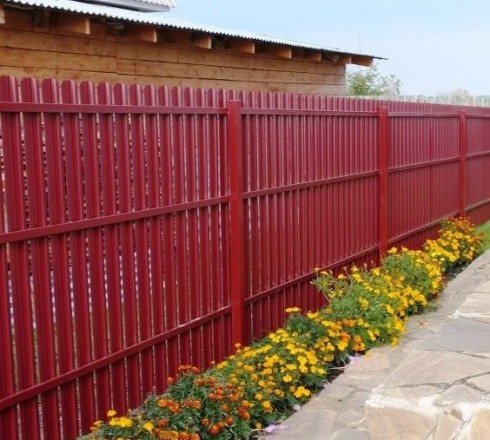 Забор из красного металлического штакетника вишня (RAL 3005)