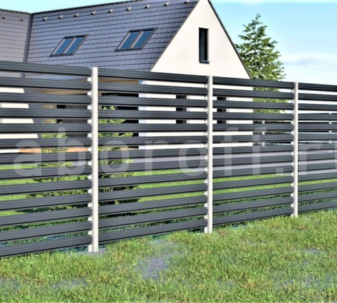 Серый горизонтальный забор из одностороннего штакетника для дачи