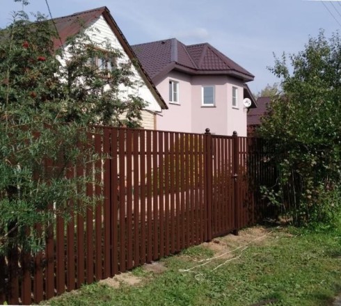 Забор из П-образного штакетника под дерево ЭКОНОМ