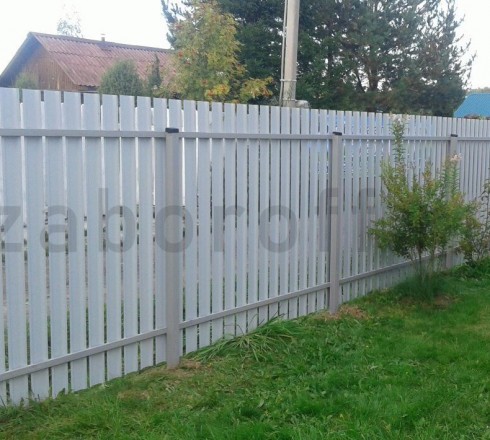 Белый забор из металлического штакетника (RAL 9010) для дома