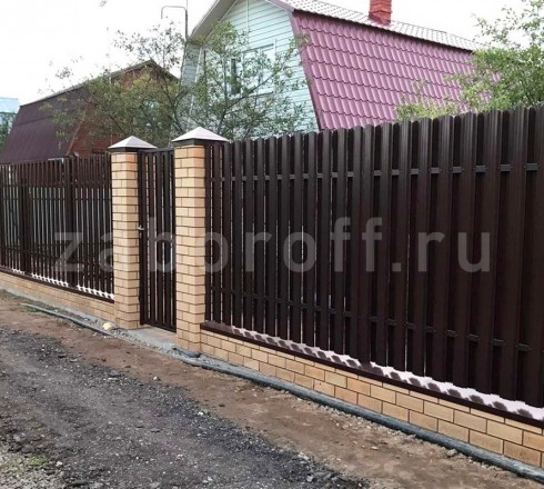 Коричневый забор шахматка из штакетника с кирпичными столбами