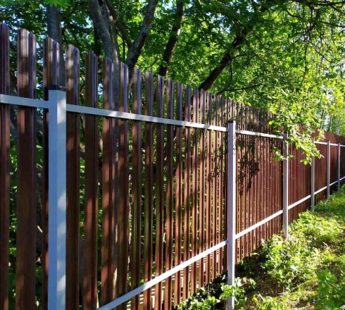 Забор из двухстороннего евроштакетника под дерево ОПТИМА