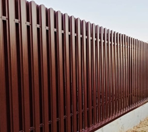 Забор из евроштакетника шахматка под дерево ОПТИМА+