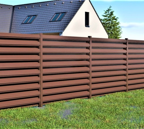 Забор горизонтальный шахматка из штакетника в секциях под темное дерево