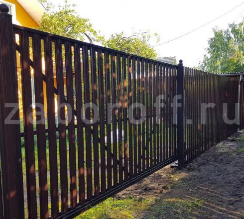 Забор из двухстороннего штакетника с откатными воротами ОПТИМА