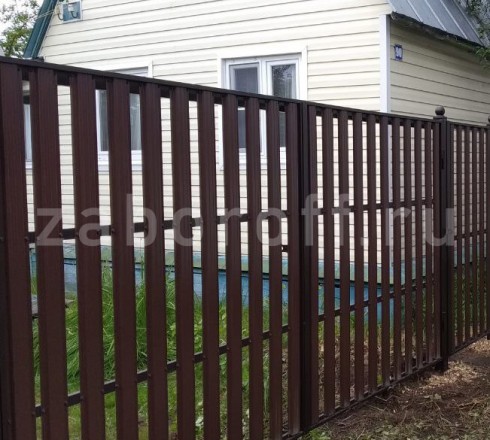 Забор из металлического штакетника c распашными воротами