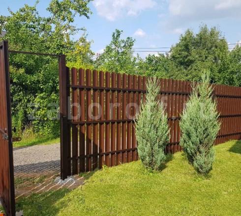 Забор на трех лагах из евроштакетника с распашными воротами и калиткой