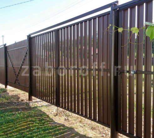 Коричневый забор из двухстороннего евроштакетника с распашными воротами