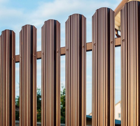 Забор из П-образного металлического штакетника GrandLine