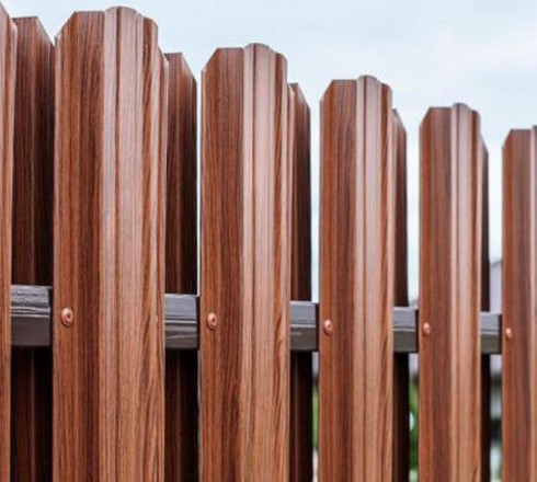 Забор из П-образного металлического штакетника GrandLine под дерево