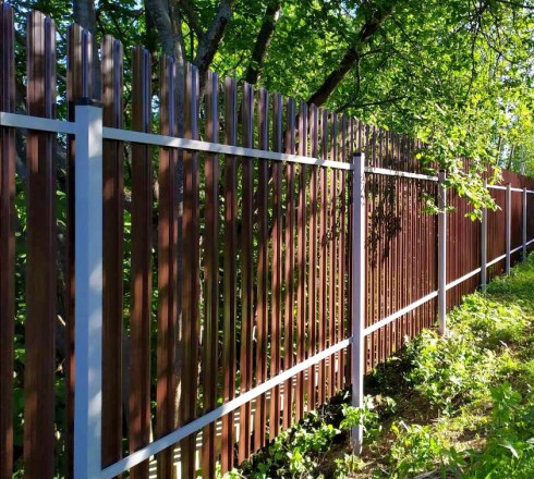 Металлический забор из евроштакетника