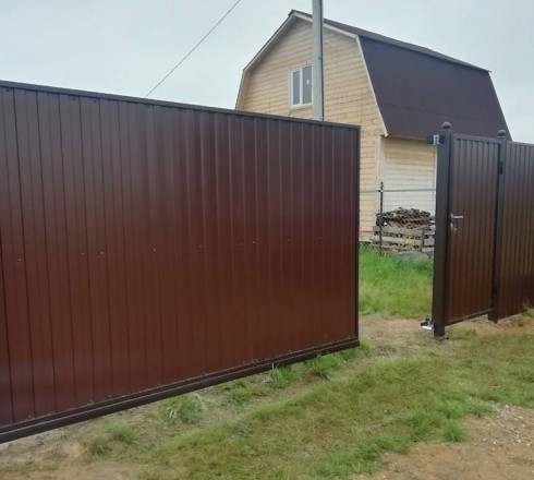 Забор из профнастила с откатными воротами и калиткой