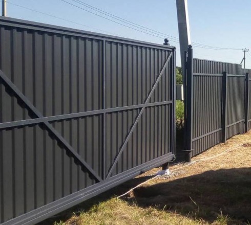 Забор из профнастила с воротами и калиткой