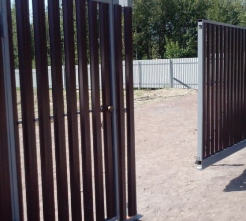 Откатные ворота из евроштакетника (высота 2.2 м)