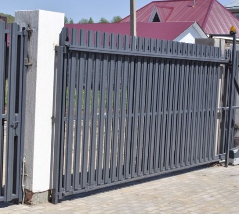 Откатные ворота из евроштакетника (высота 2.5 м)